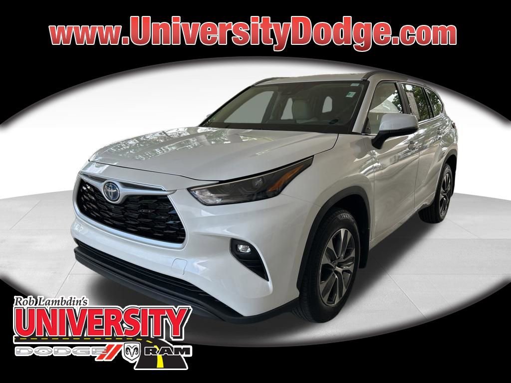 Used 2024 Toyota Highlander XLE AWD/4WD image 1