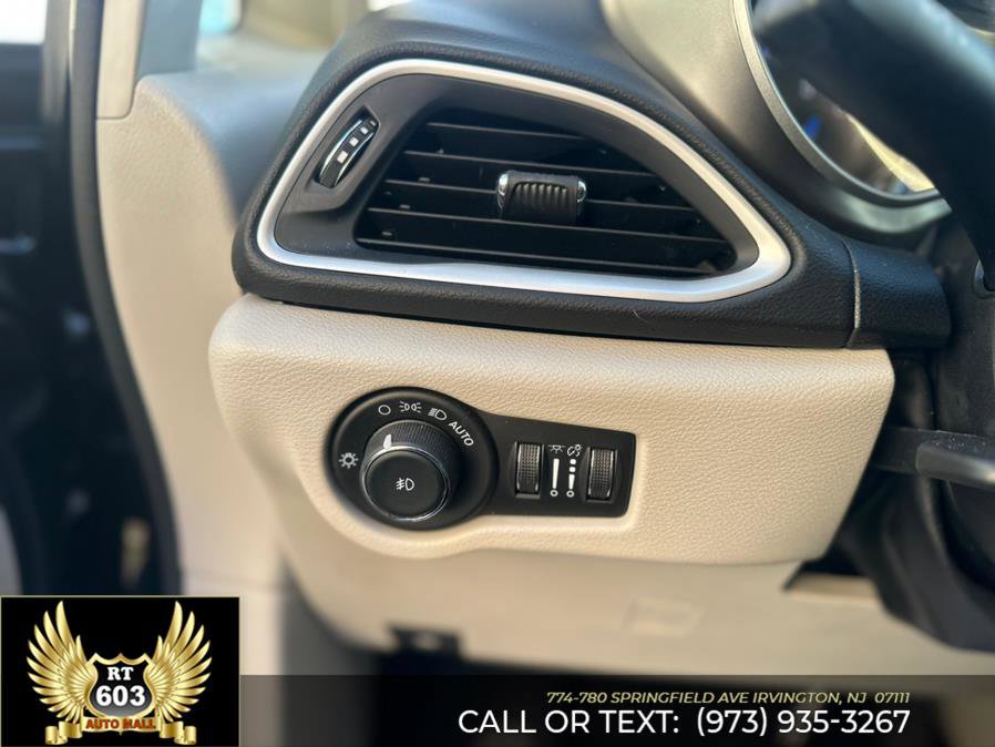 Used 2024 Chrysler Pacifica Touring-L image 25