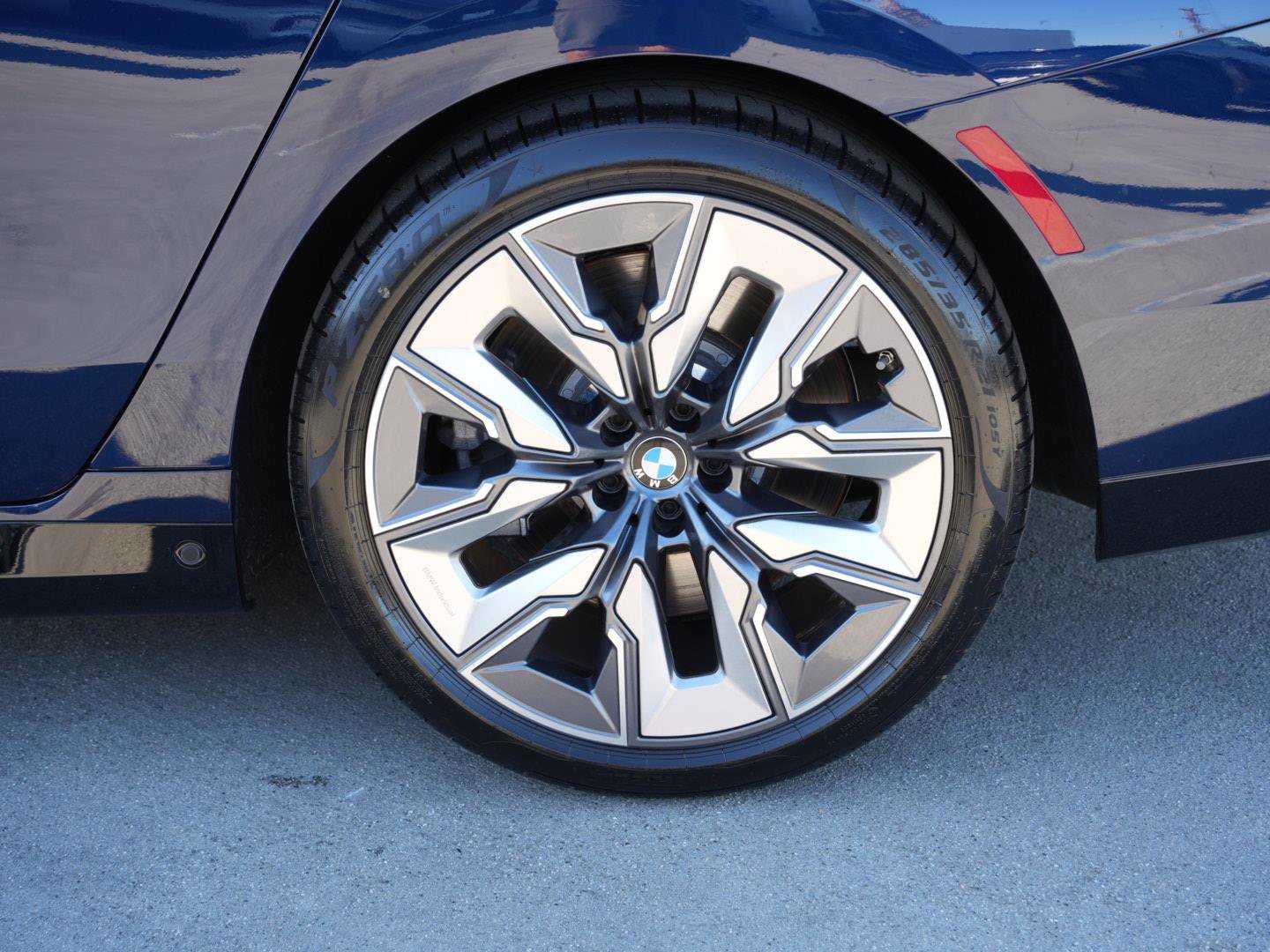 Used 2025 BMW 760i xDrive w/ Executive Package image 5