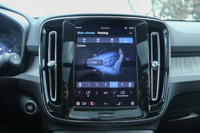 Used 2025 Volvo XC40 B5 Plus image 23