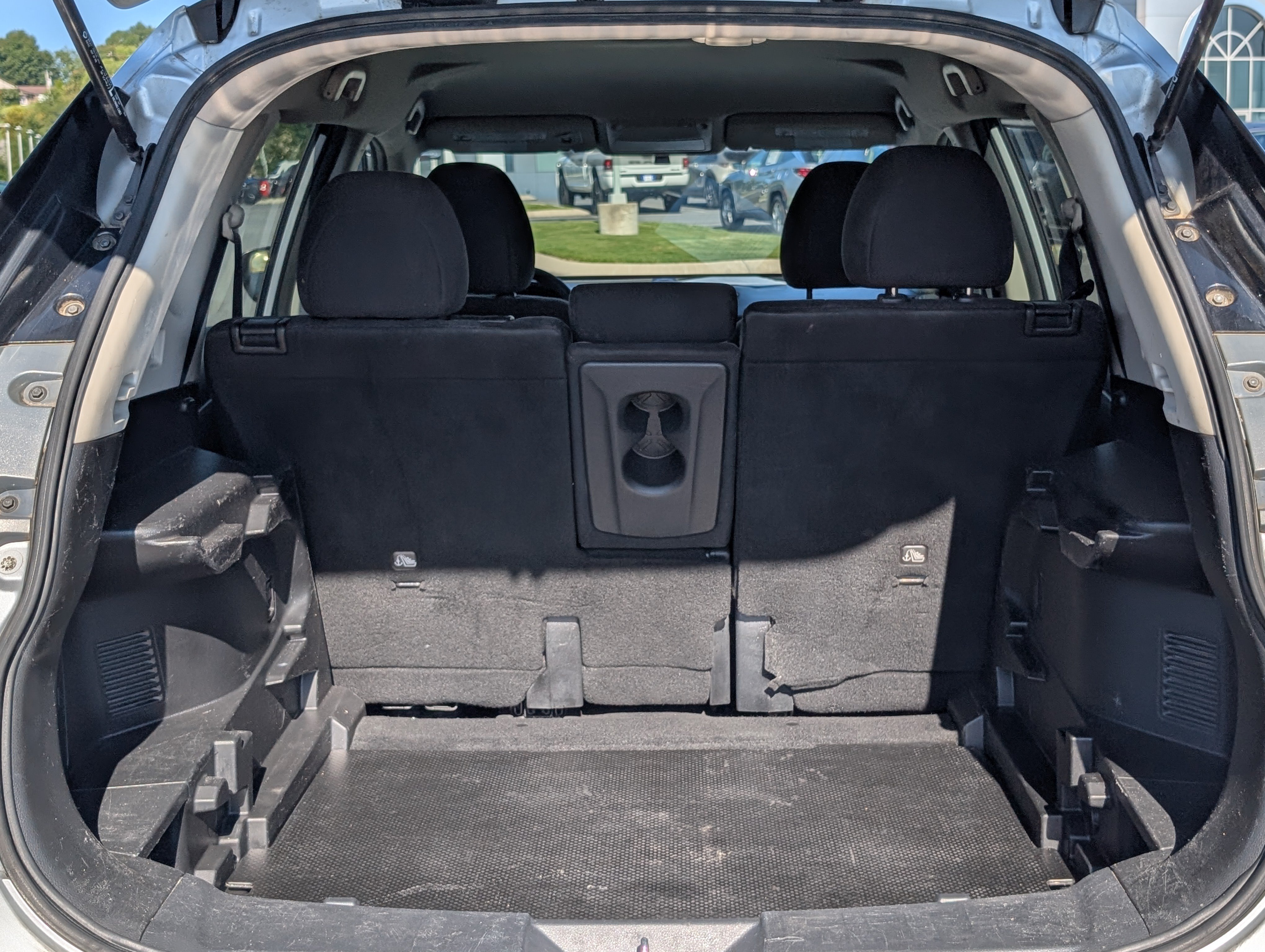 Used 2015 Nissan Rogue SV FWD image 25