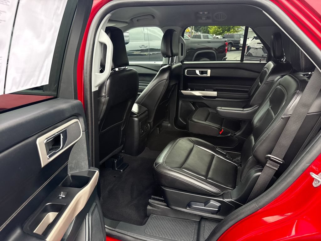 Used 2024 Ford Explorer XLT w/ Equipment Group 202A AWD/4WD image 18