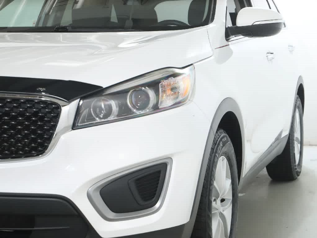 Used 2017 Kia Sorento FWD image 4