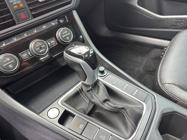 Used 2023 Volkswagen Jetta SE w/ Panoramic Sunroof Package FWD image 25