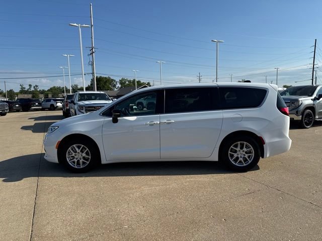 Used 2024 Chrysler Pacifica Touring-L FWD image 4
