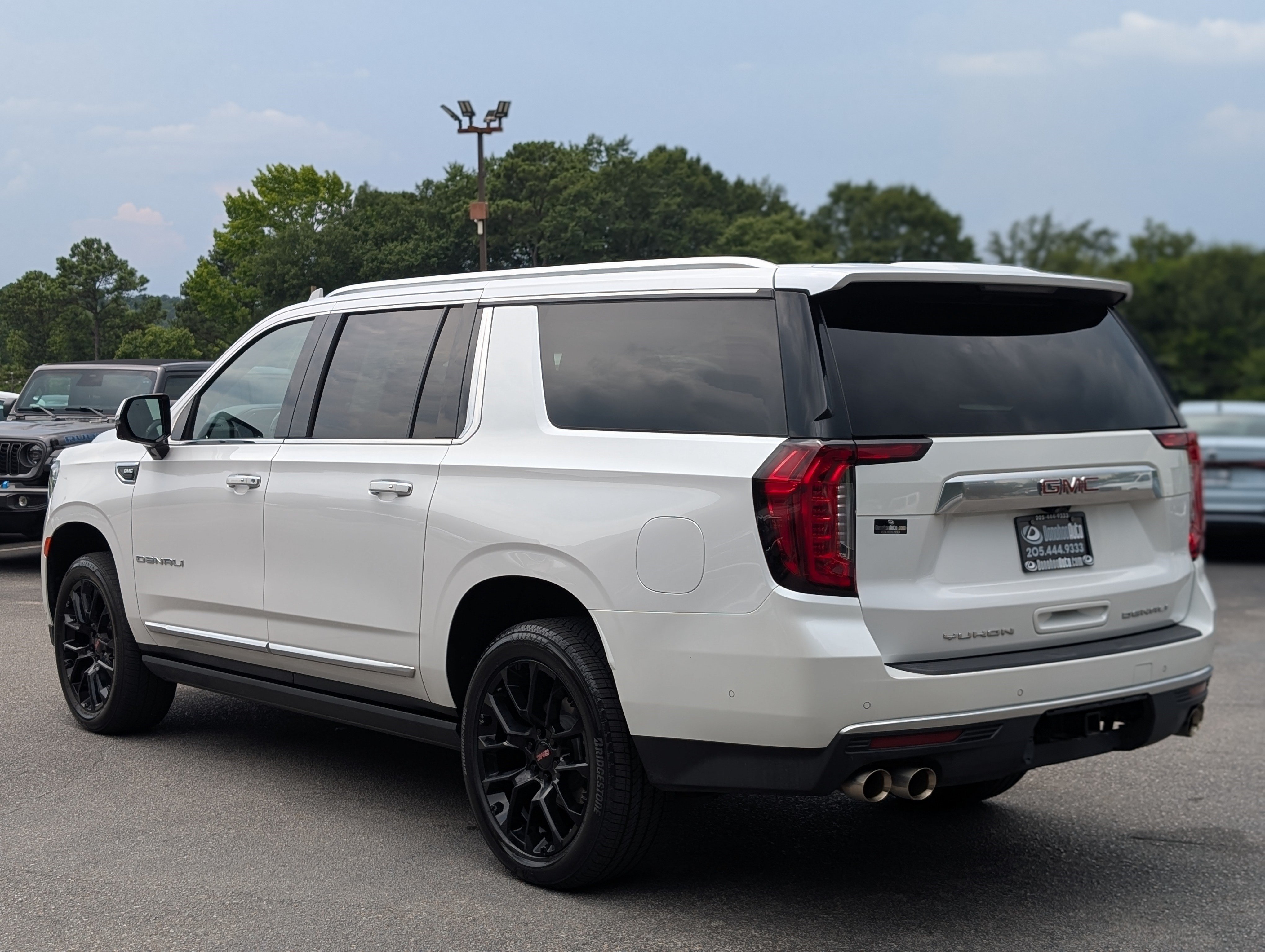 Used 2023 GMC Yukon XL Denali w/ Denali Reserve Package AWD/4WD image 7