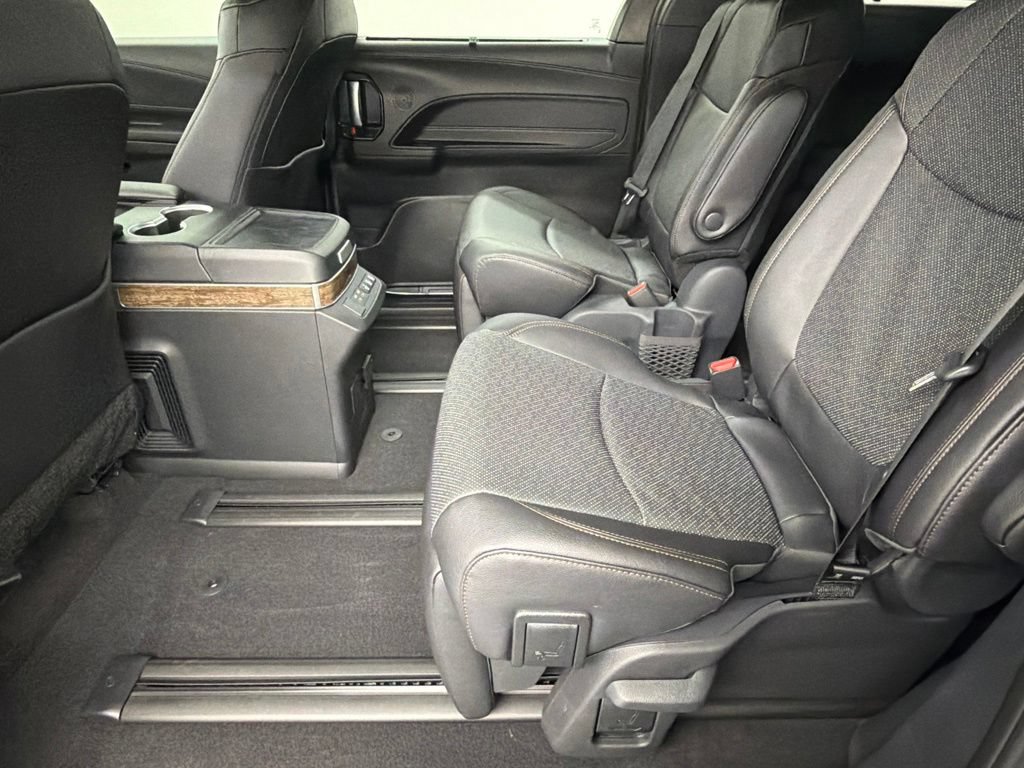 Used 2026 Toyota Sienna Limited FWD image 38