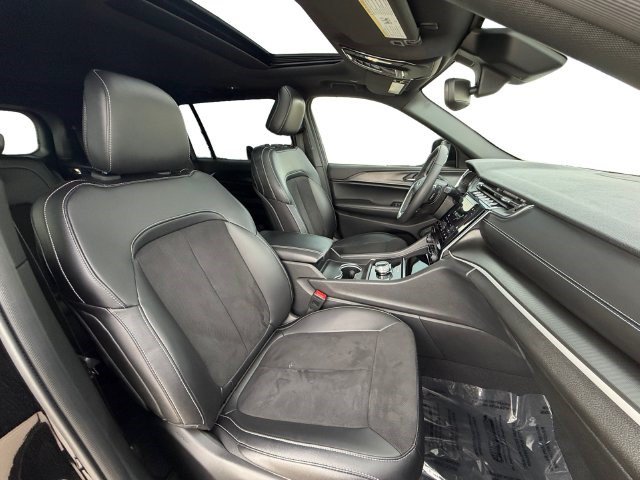 Used 2024 Jeep Grand Cherokee L Altitude AWD/4WD image 16