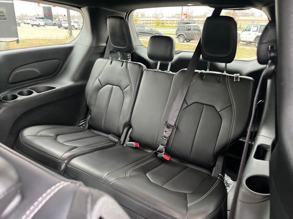 Used 2025 Chrysler Pacifica Select FWD image 31