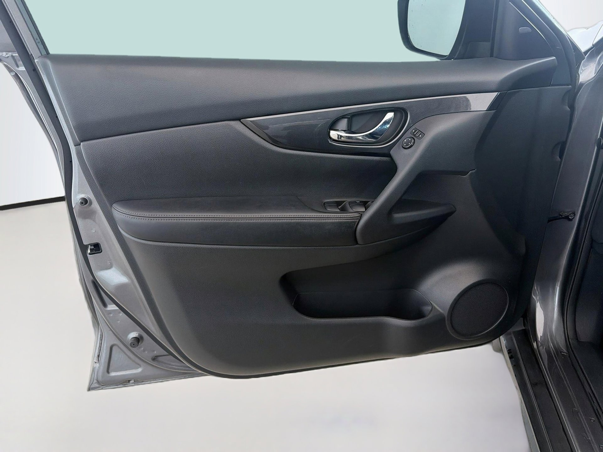 Used 2018 Nissan Rogue S FWD image 19