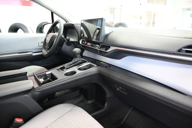 Used 2025 Toyota Sienna LE AWD/4WD image 14