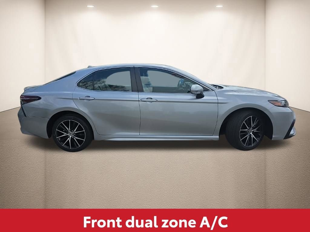 Used 2024 Toyota Camry SE image 3