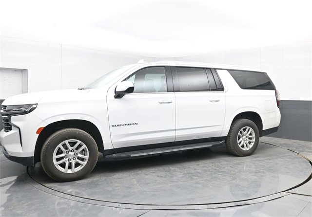 Used 2024 Chevrolet Suburban LT image 3