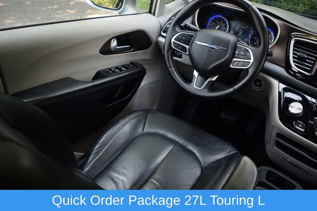 Used 2017 Chrysler Pacifica Touring-L FWD image 2