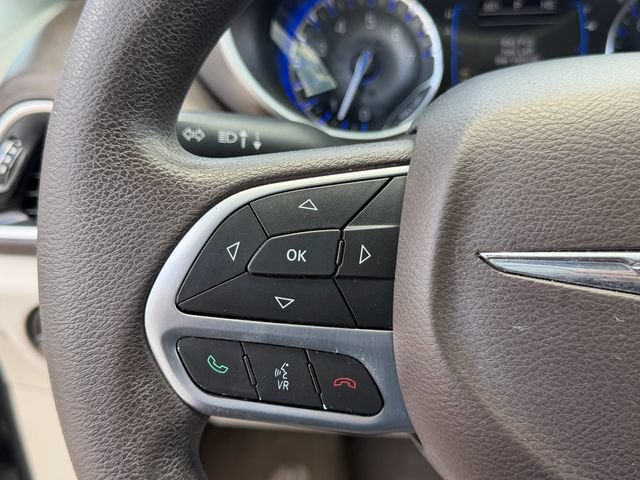 Used 2017 Chrysler Pacifica Touring w/ Tire & Wheel Group FWD image 20