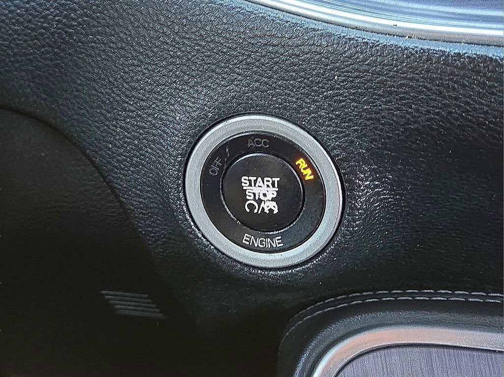 Used 2015 Dodge Challenger SXT image 27