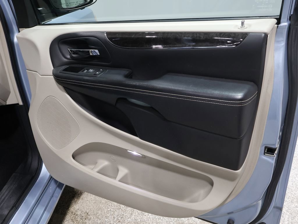 Used 2013 Chrysler Town & Country Touring image 24