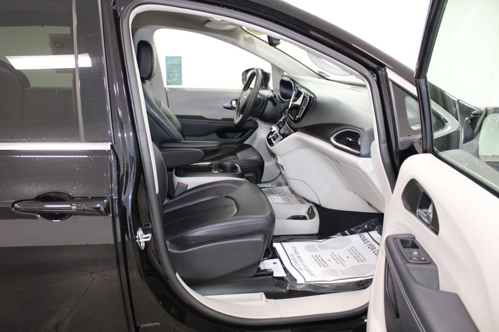 Used 2024 Chrysler Pacifica Touring-L image 28