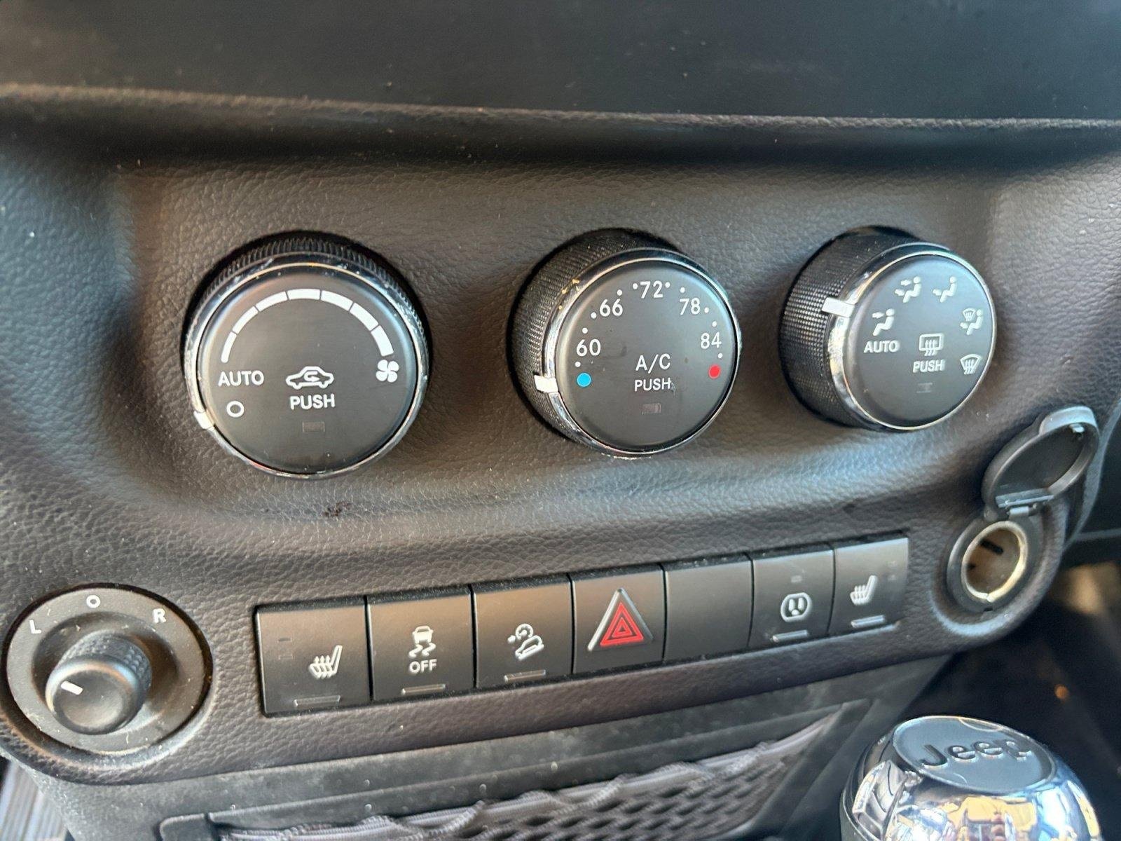 Used 2016 Jeep Wrangler Unlimited Sahara w/ Connectivity Group AWD/4WD image 12