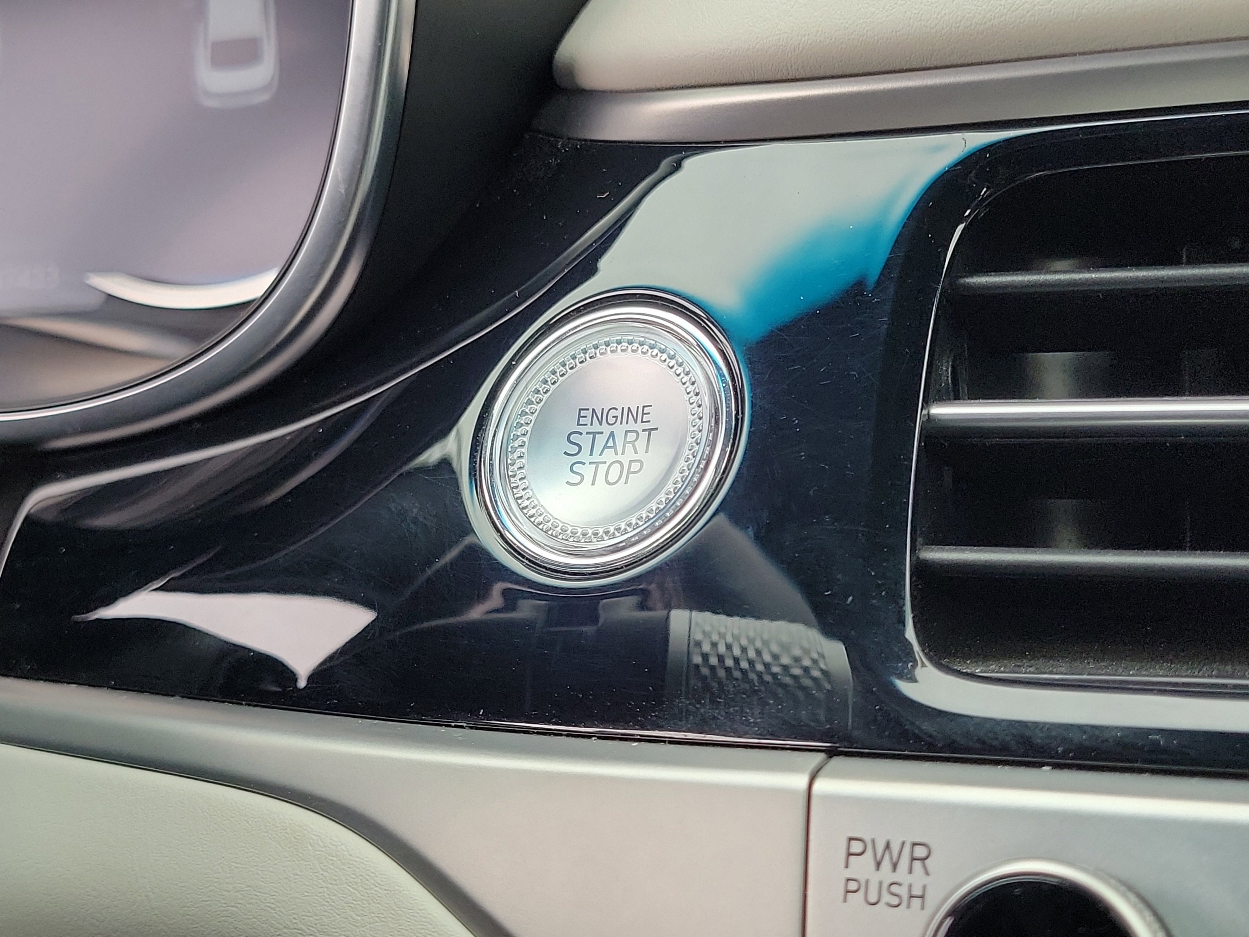 Used 2024 Genesis G70 2.5T image 28