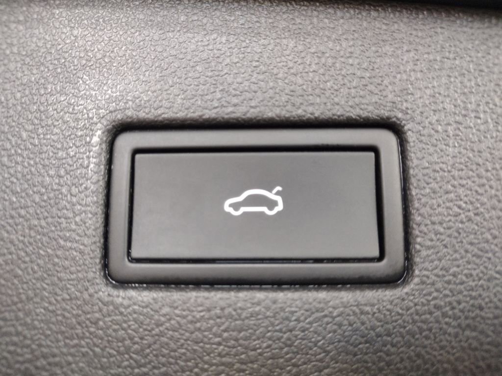 Used 2021 Volkswagen Tiguan SEL image 20