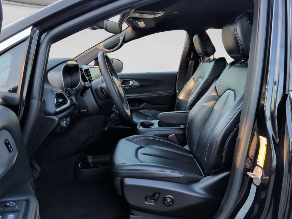 Used 2025 Chrysler Pacifica Select FWD image 16