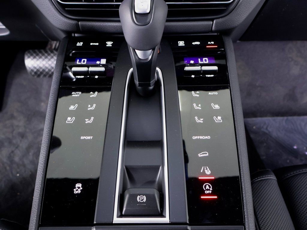 Certified 2025 Porsche Macan image 17