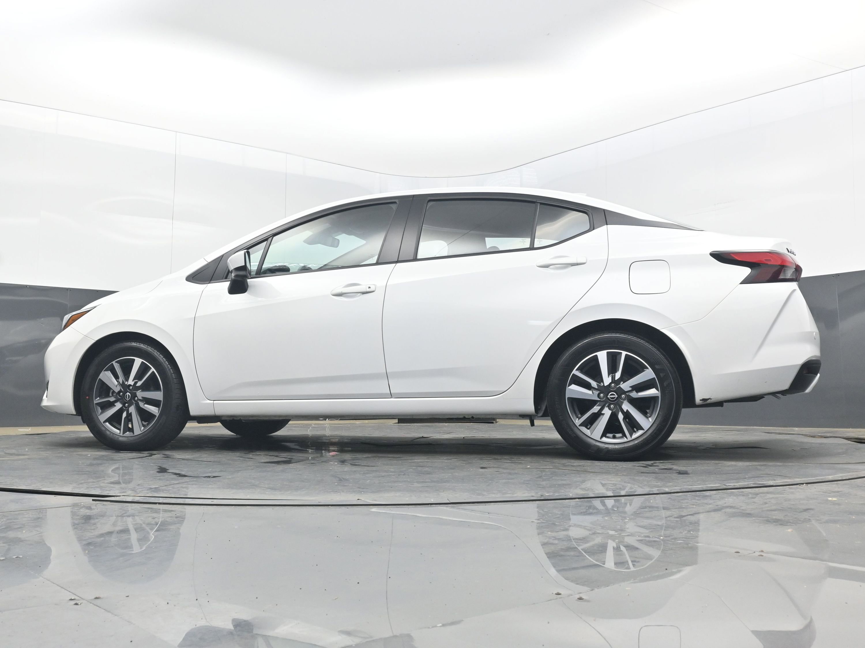 Used 2025 Nissan Versa SV image 31