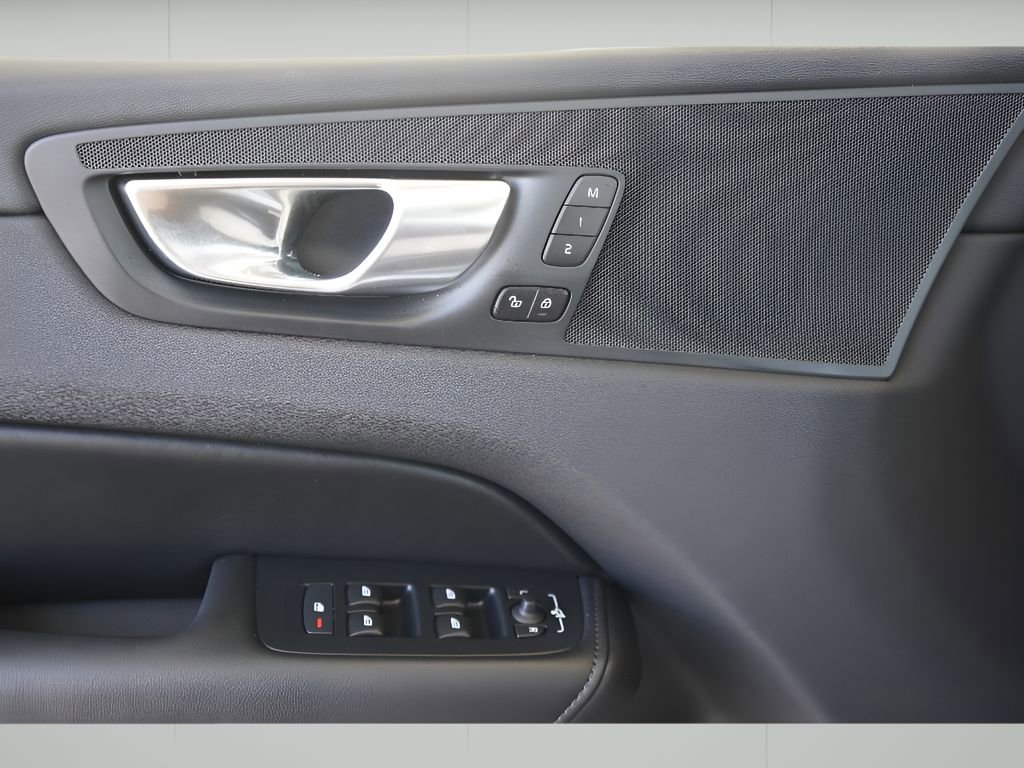 New 2025 Volvo XC60 B5 Core w/ Climate Package image 5