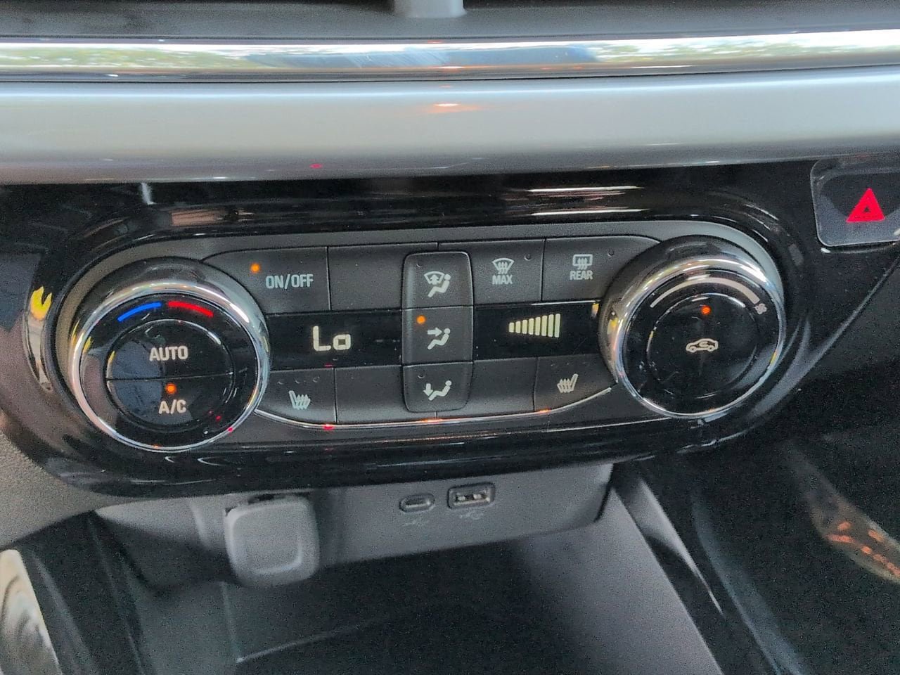 Used 2026 Chevrolet Trax LT w/ LT Convenience Package FWD image 18