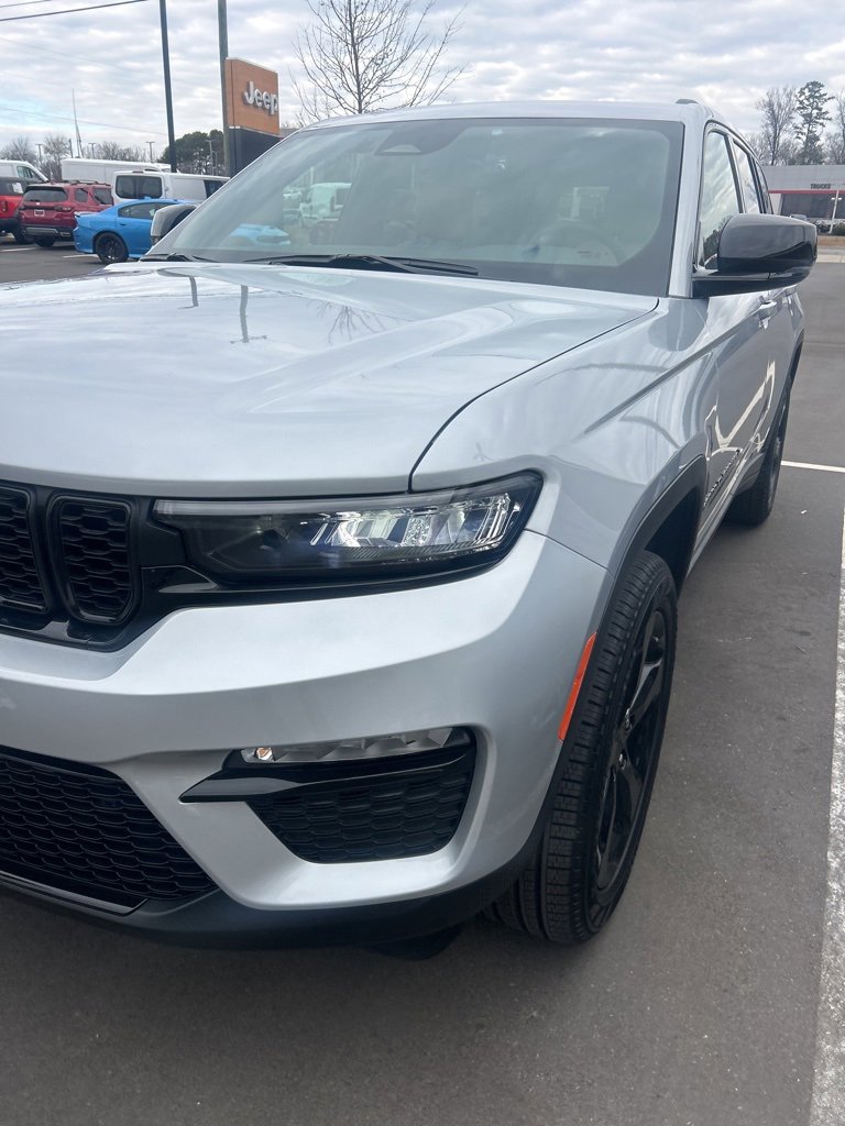 Used 2025 Jeep Grand Cherokee Limited w/ Black Appearance Package image 12