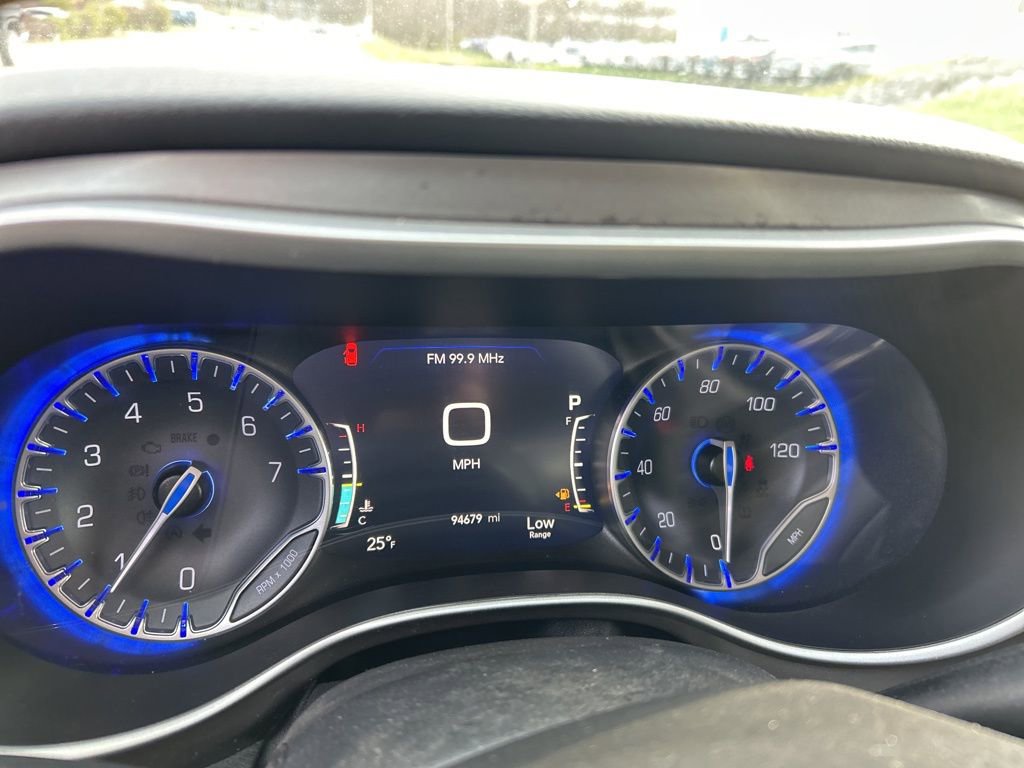 Used 2022 Chrysler Pacifica Touring-L image 7