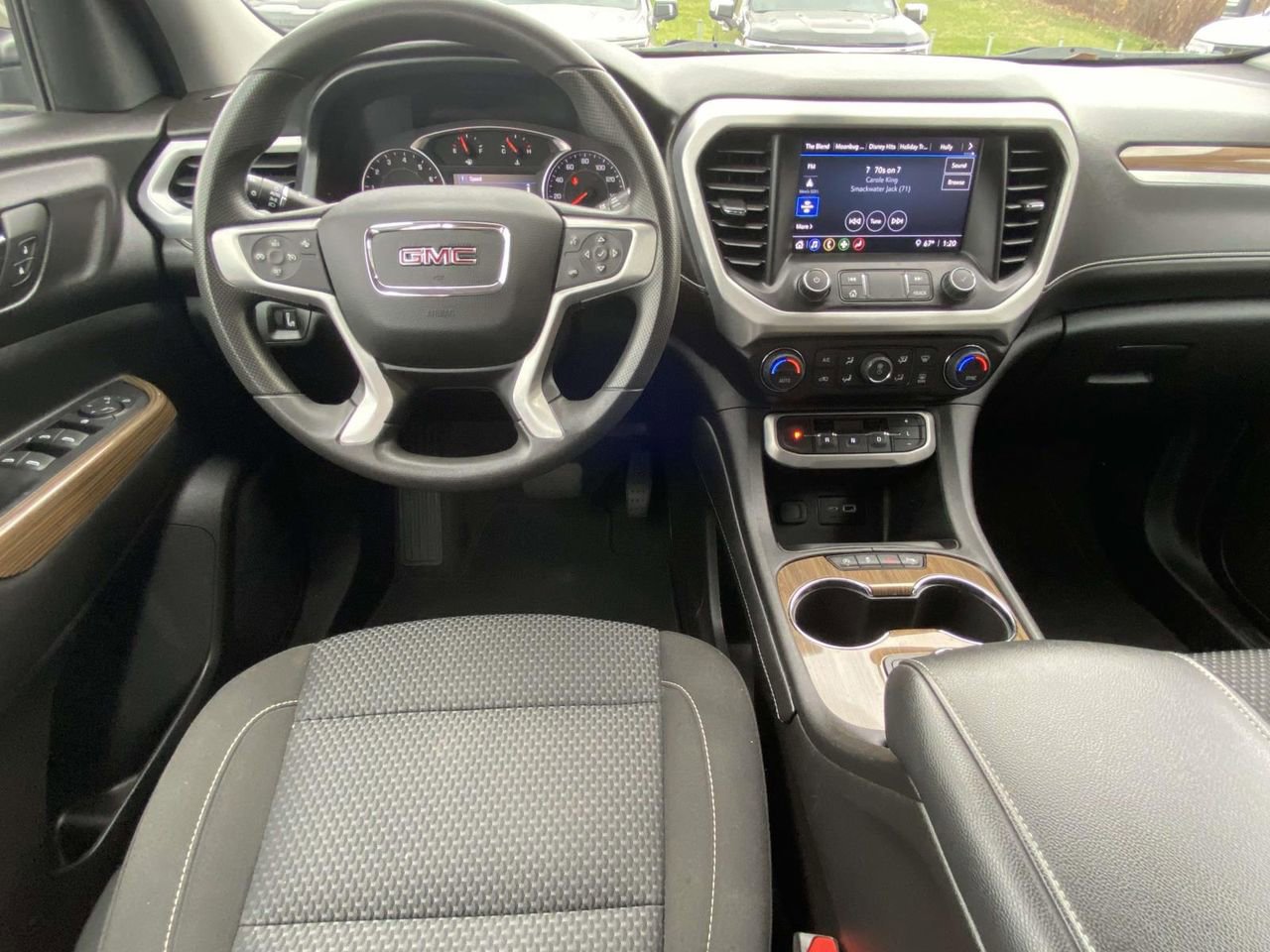 Used 2023 GMC Acadia SLE image 9