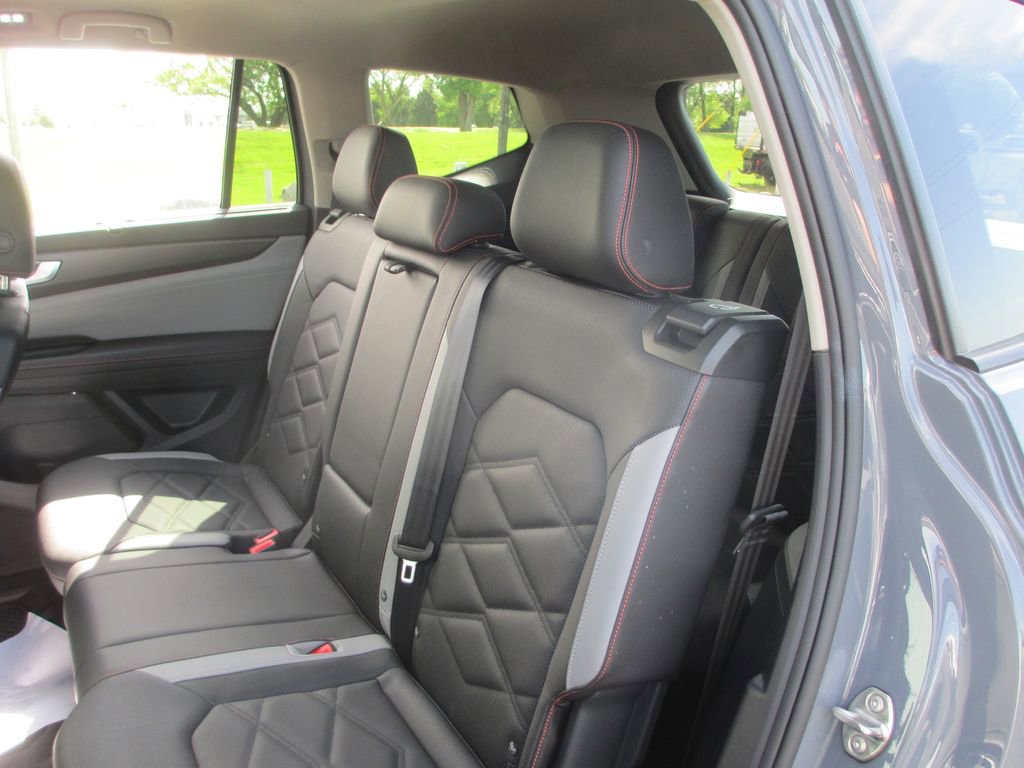 Used 2025 Volkswagen Atlas Peak Edition SE AWD/4WD image 18