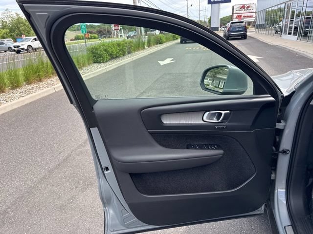 Certified 2025 Volvo XC40 B5 Core AWD/4WD image 19