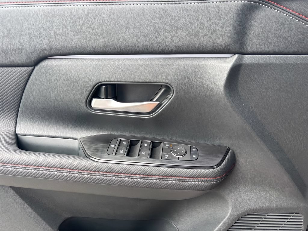 New 2025 Nissan Kicks SR FWD image 15
