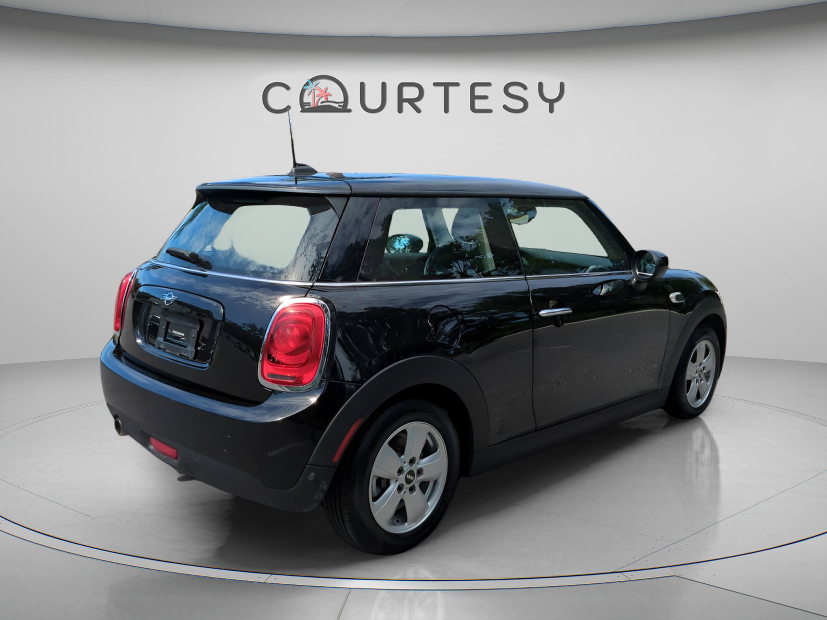 Used 2021 MINI Cooper 2-Door Hardtop FWD image 7