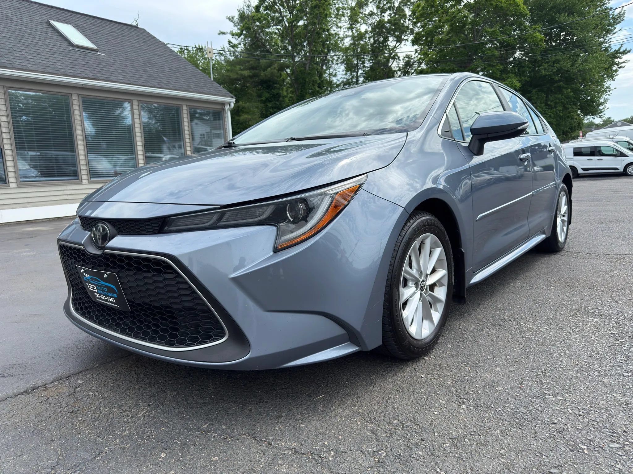 Used 2021 Toyota Corolla XLE FWD image 3