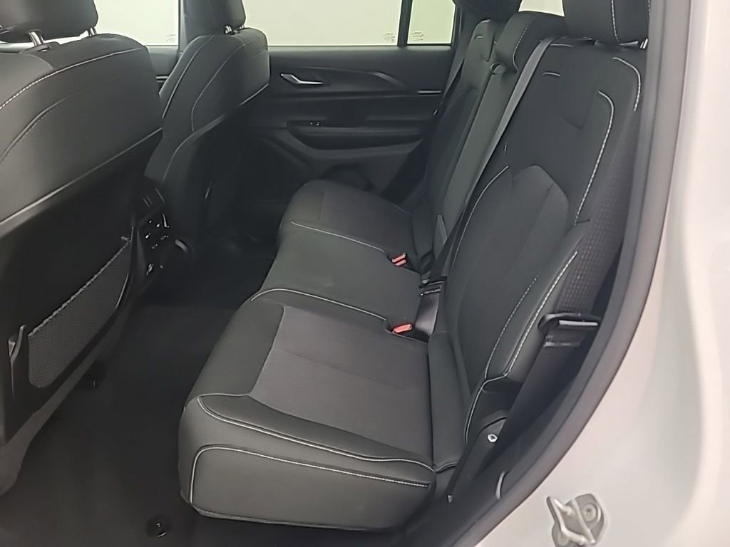 Used 2024 Jeep Grand Cherokee Laredo X image 20