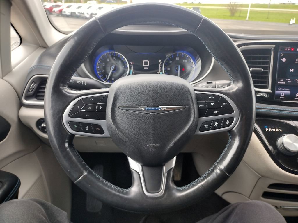 Used 2021 Chrysler Pacifica Touring-L FWD image 7