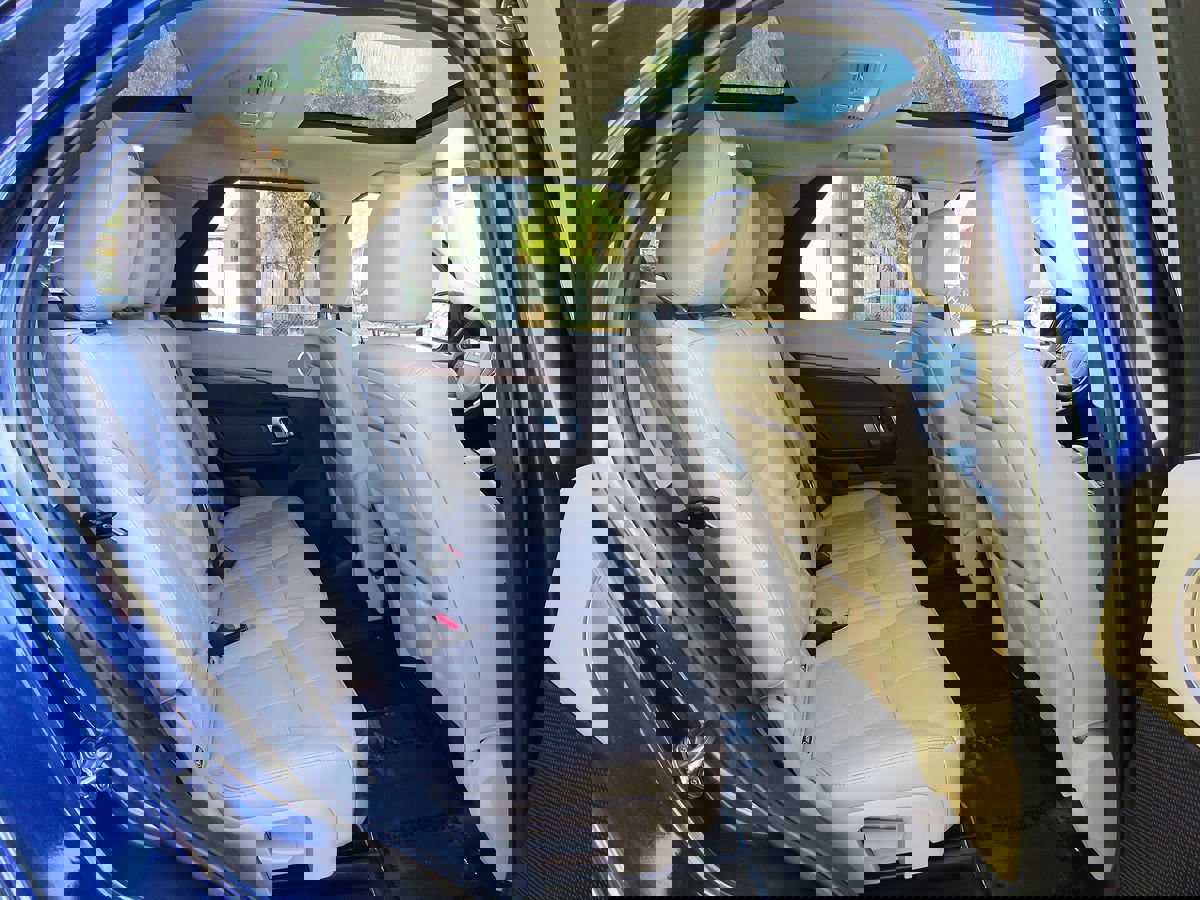 Used 2018 Land Rover Discovery HSE image 18