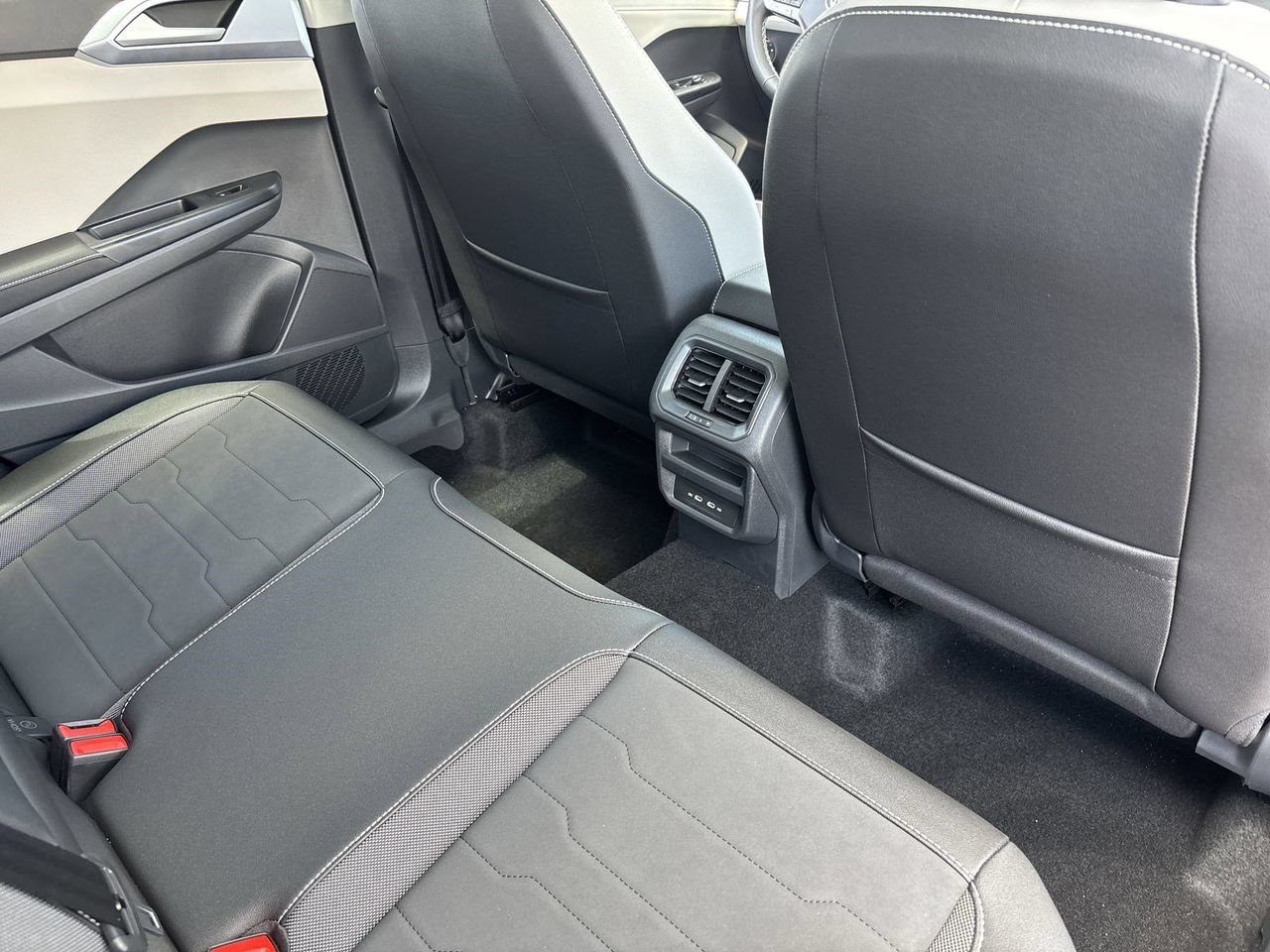 New 2026 Volkswagen Taos SE FWD image 9