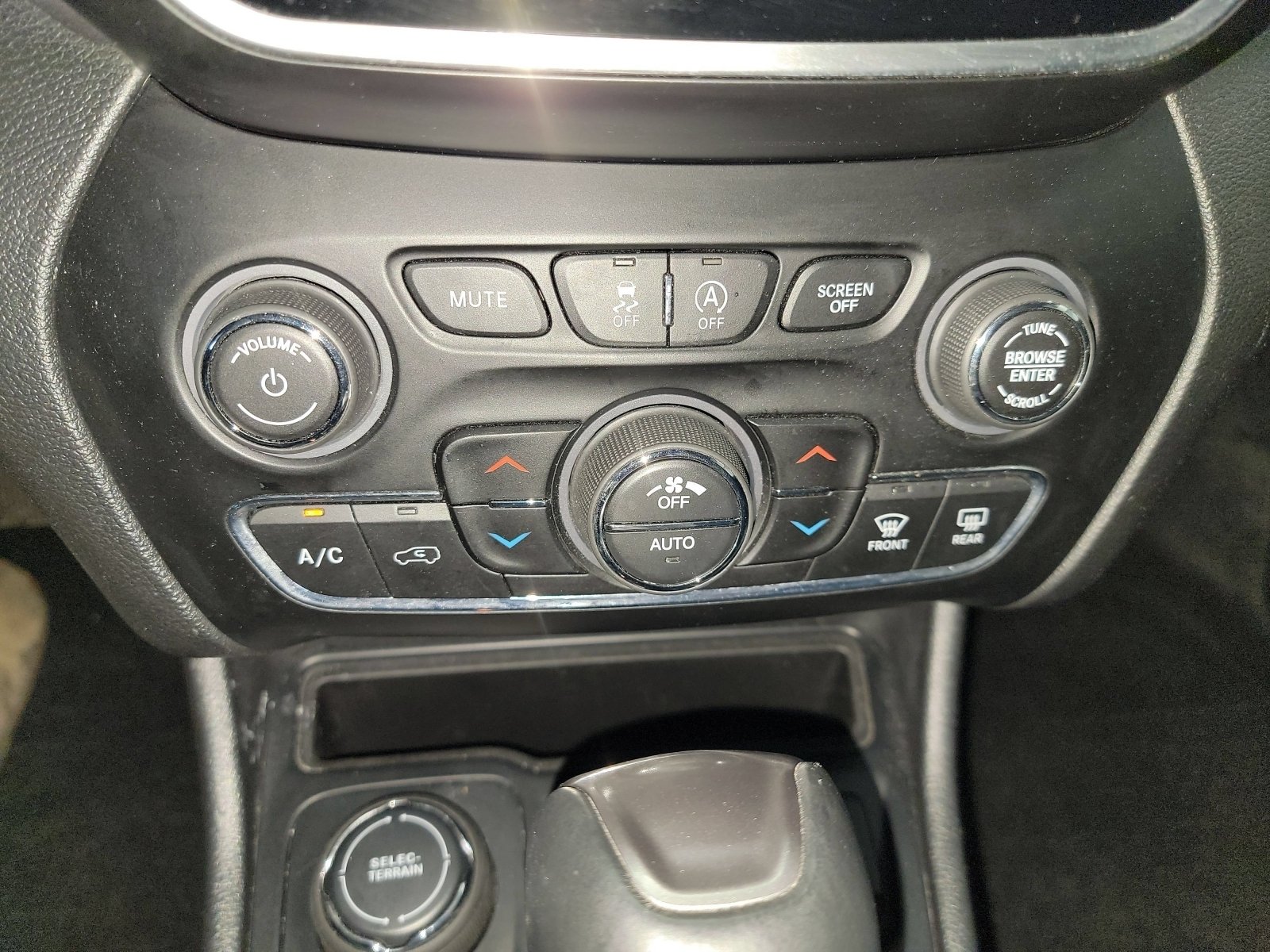 Used 2019 Jeep Cherokee Limited AWD/4WD image 21