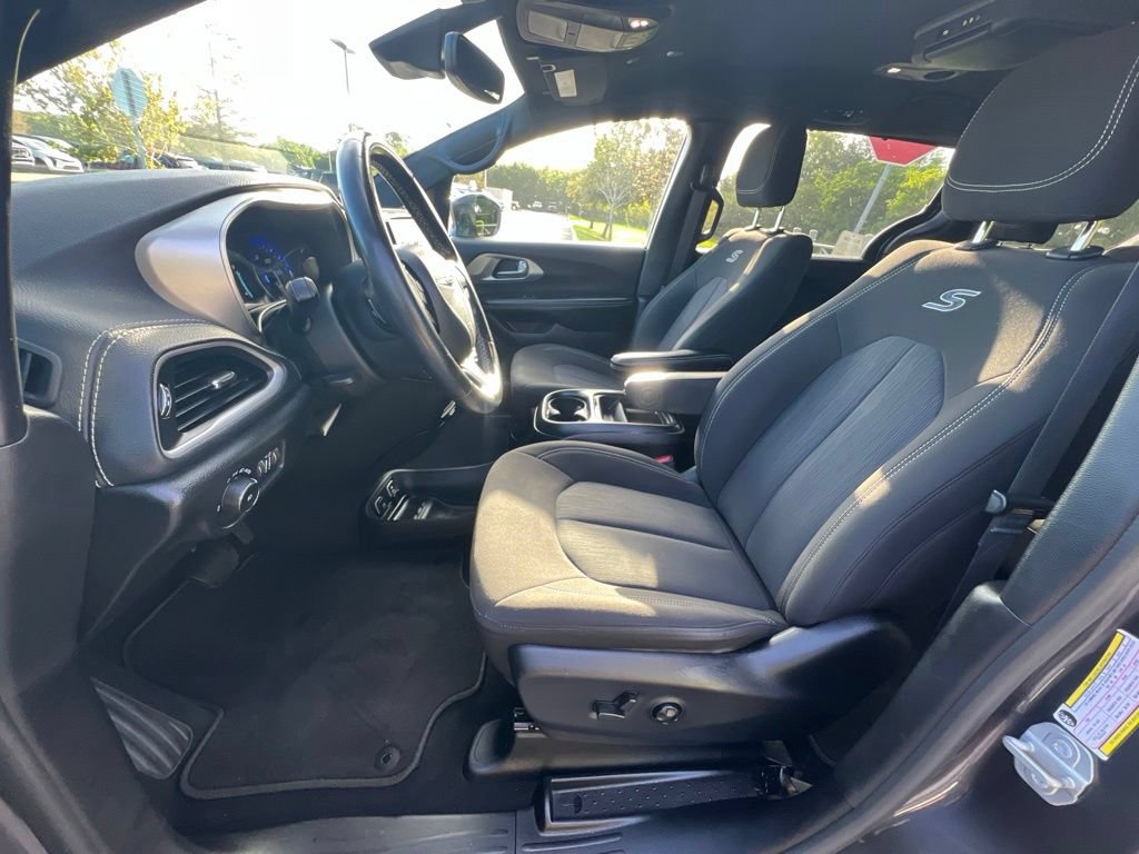 Used 2021 Chrysler Pacifica Touring w/ S Appearance Package FWD image 31