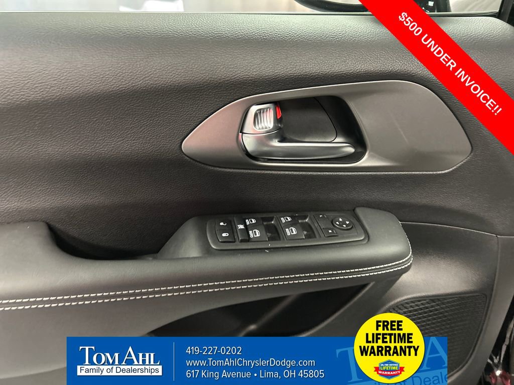 New 2026 Chrysler Voyager LX image 12