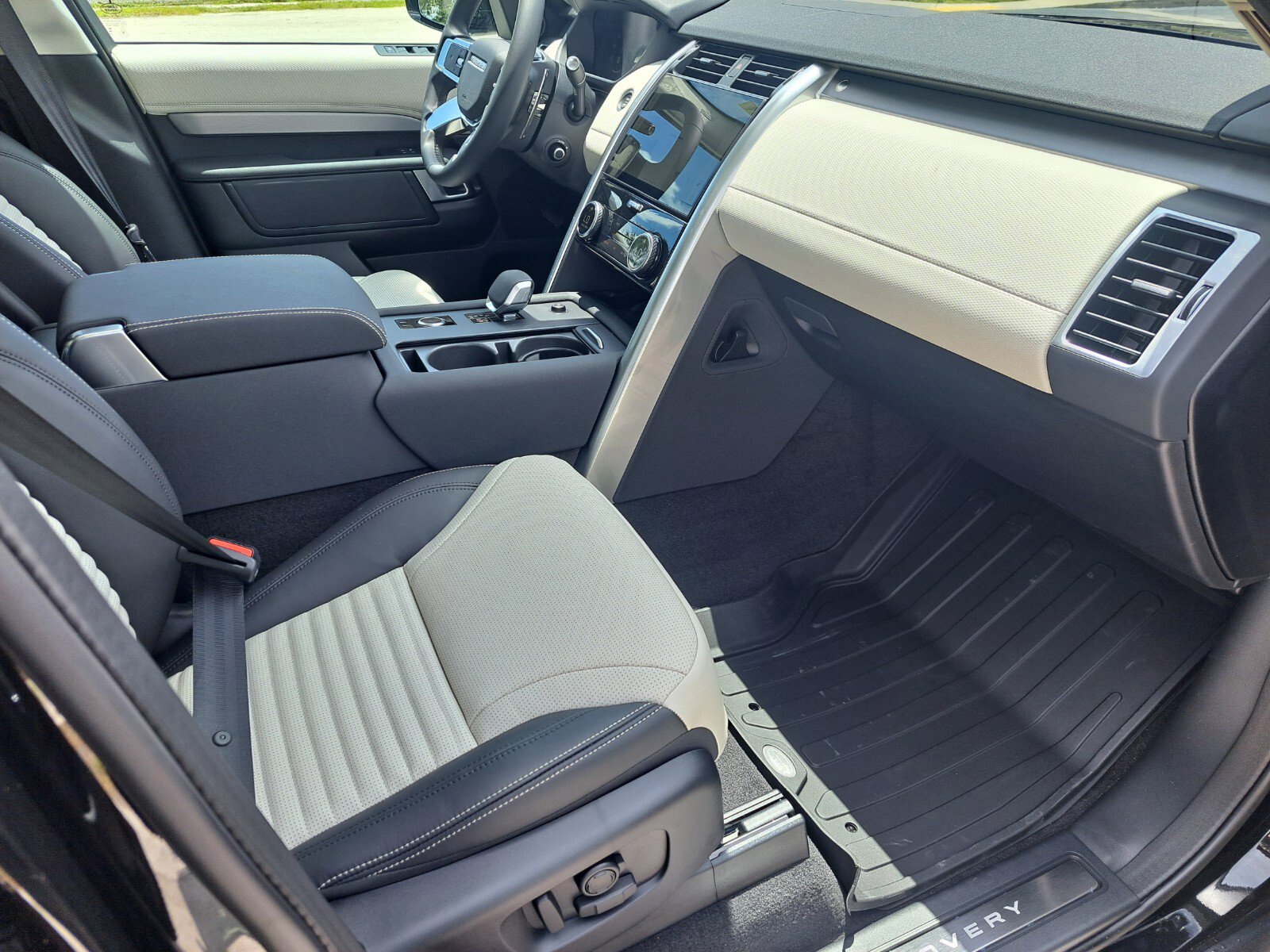 Certified 2025 Land Rover Discovery Dynamic SE video 2