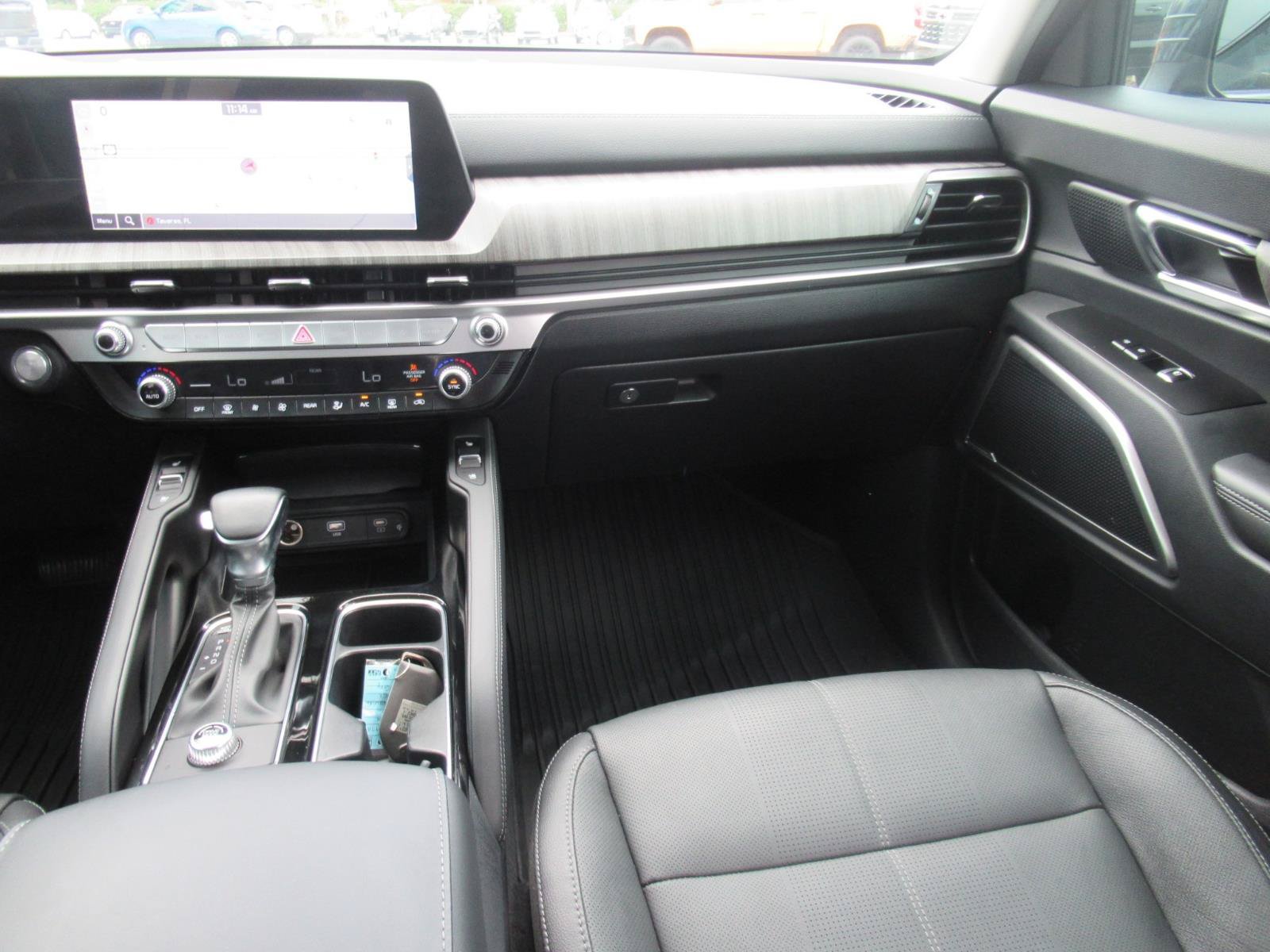 Used 2024 Kia Telluride EX w/ EX Captain's Chair Package FWD image 15