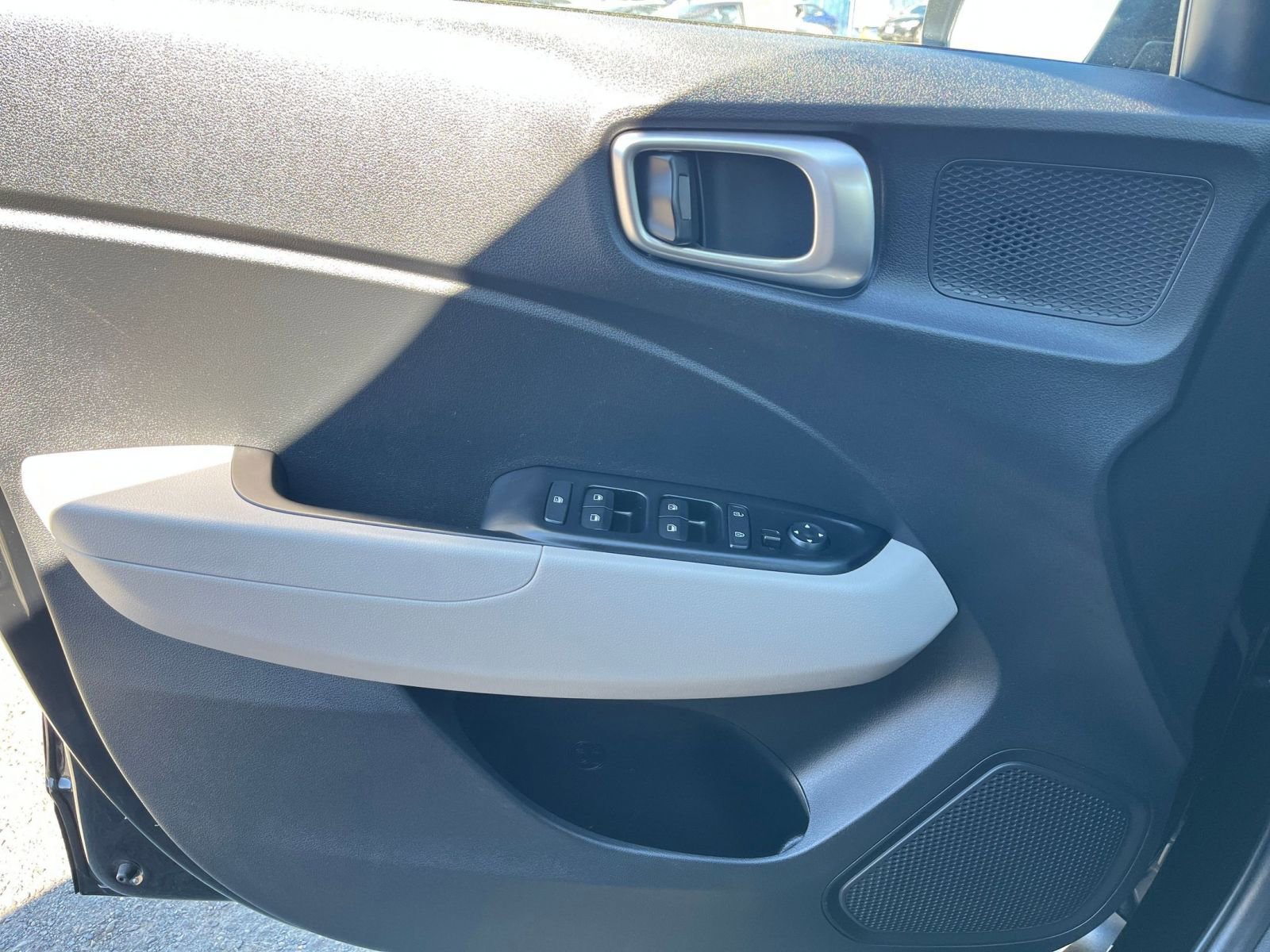 Used 2025 Hyundai Venue SEL FWD image 18
