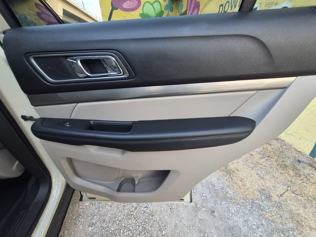 Used 2018 Ford Explorer XLT w/ Equipment Group 202A FWD image 17