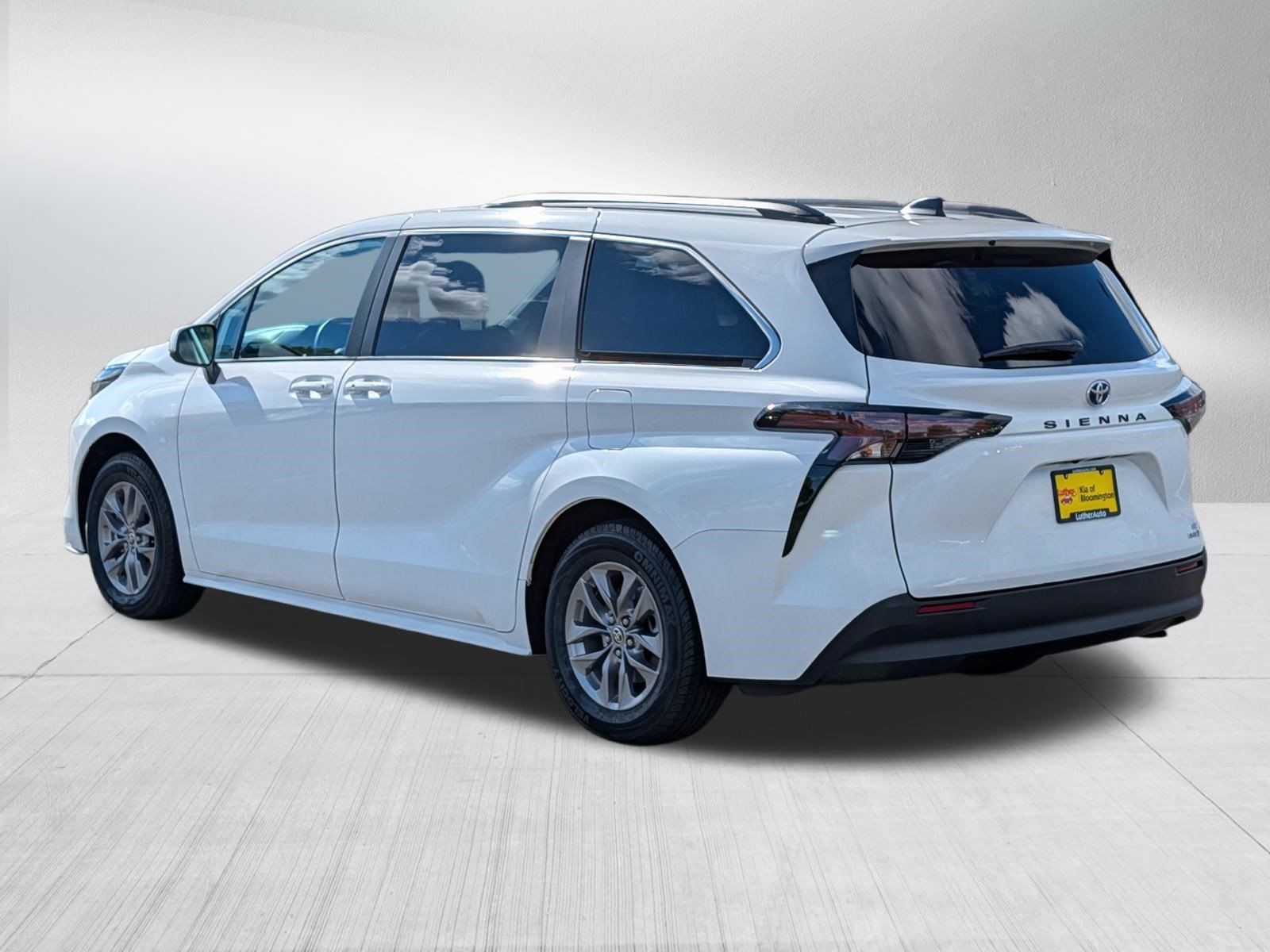 Used 2024 Toyota Sienna LE FWD image 5